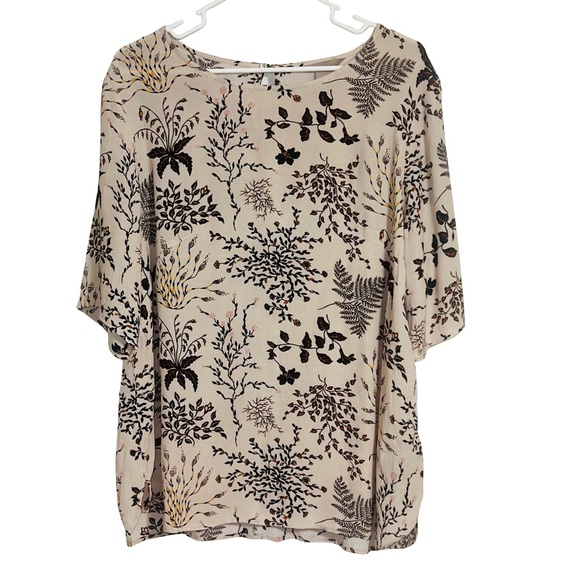 H&M Tops - H&M Short Woman’s Short Sleeve Cream Floral and Leaf Print Blouse
